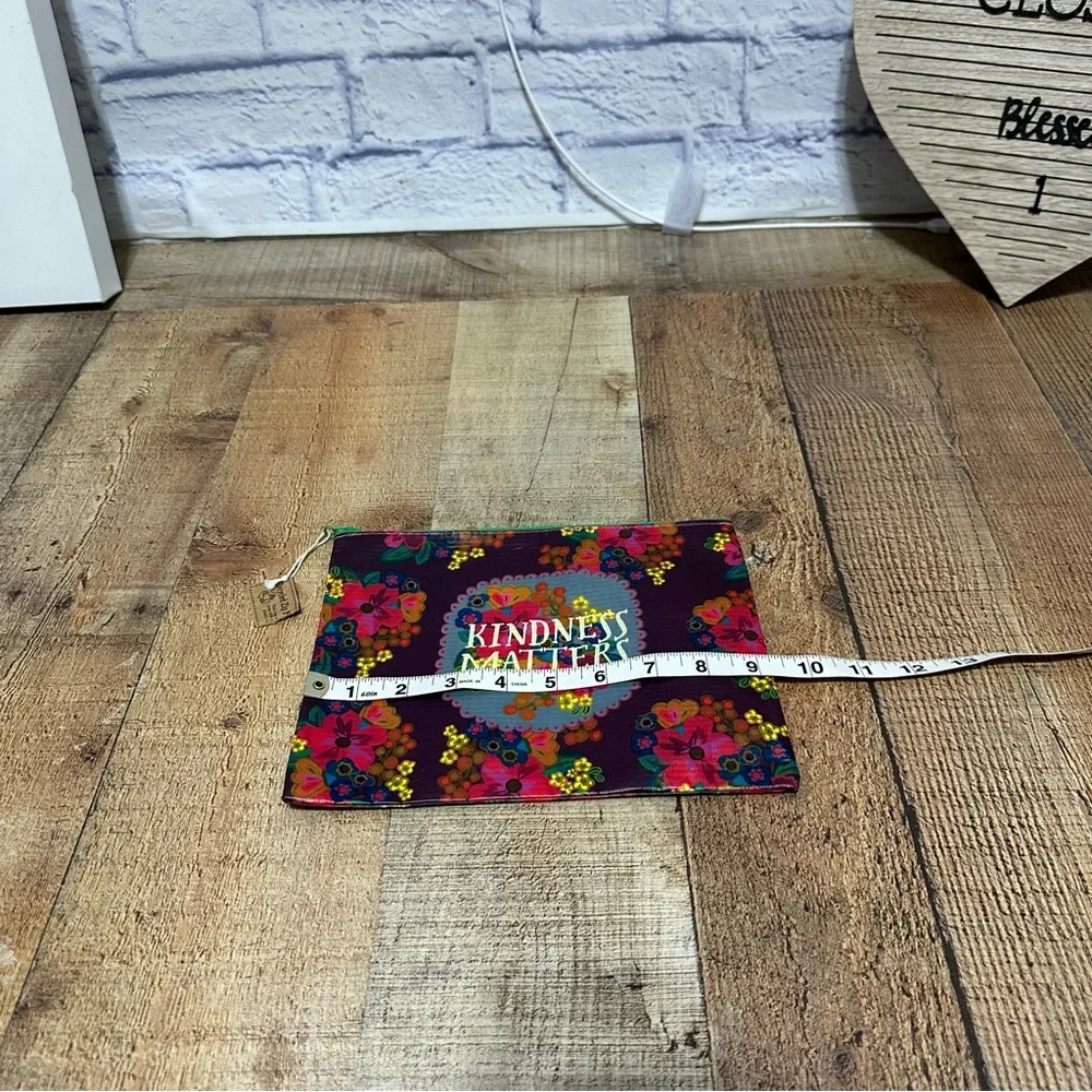 NATURAL LIFE RECYCLED ZIP POUCH KINDNESS MATTERS